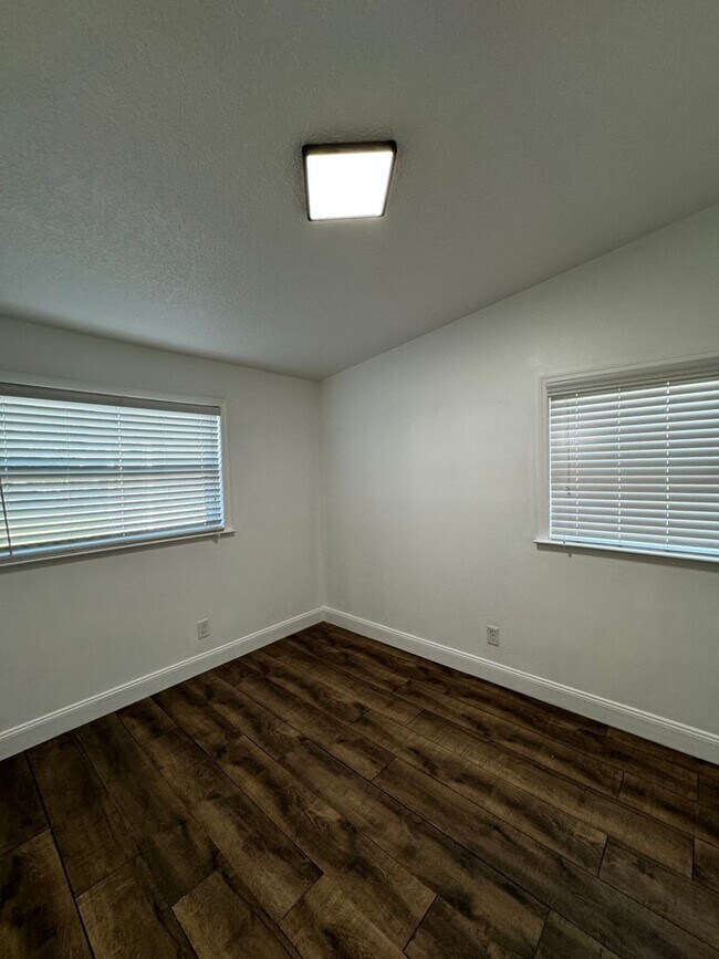 Building Photo - Fully Renovated 3 Bed/ 2 Bath Available Now!