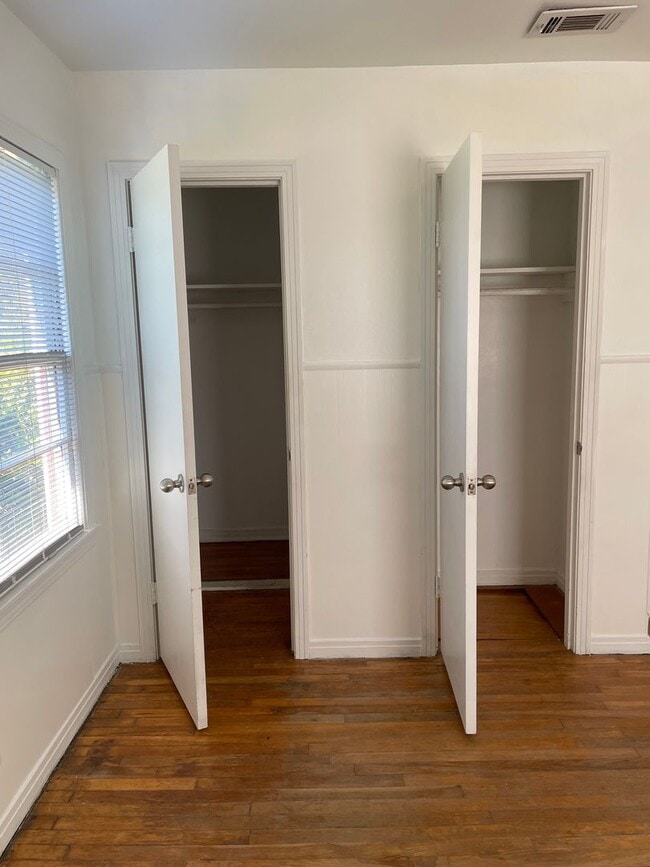 Building Photo - Available Now! *Pet Restrictions* 3 Bedroo...
