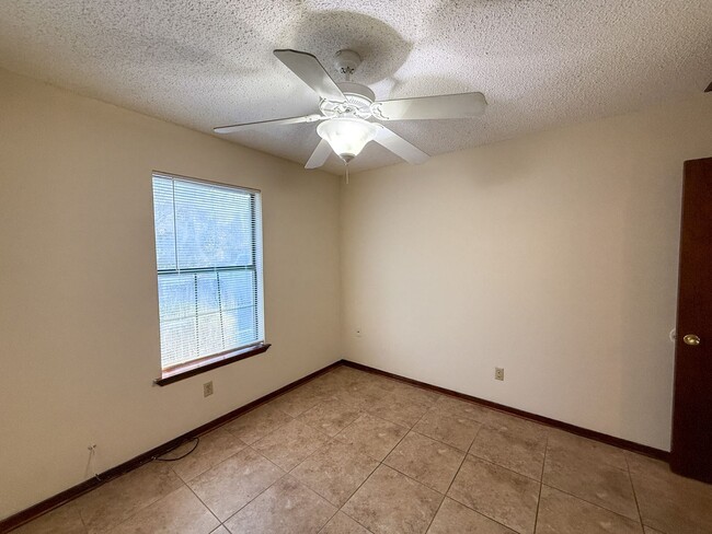 Building Photo - Well maintained 2 bedroom 1 bath duplex ~ lawn care, pest control & trash included!