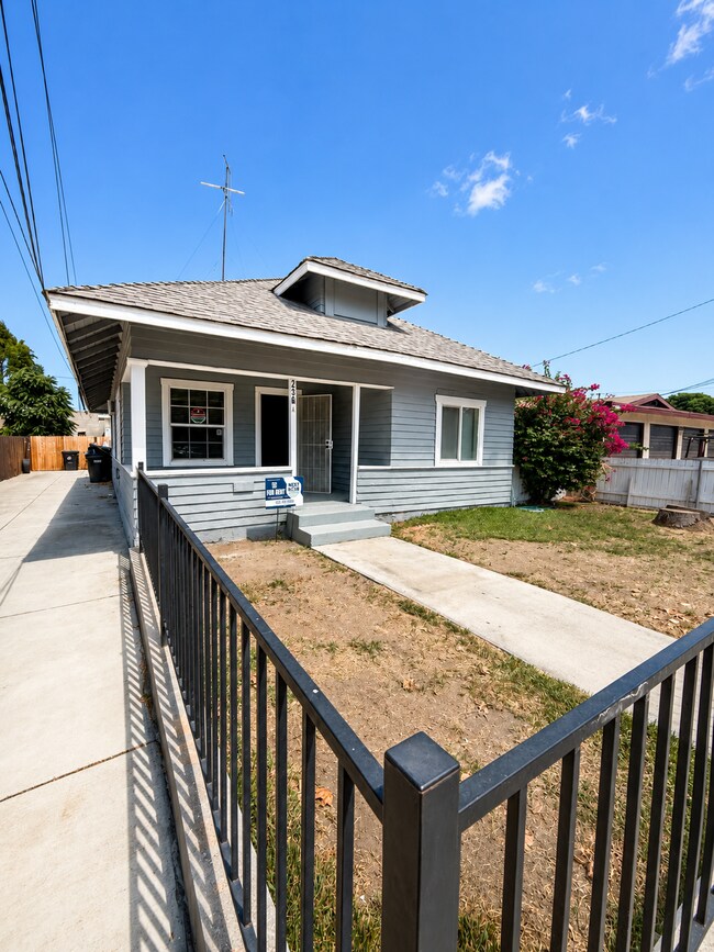 Building Photo - Private yard and parking, spacious updated interior. Don't miss out.