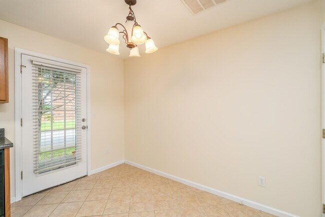 Building Photo - 1703 Maple View Way