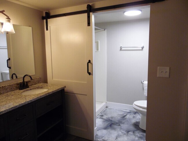Building Photo - 2813 Henderson Dr