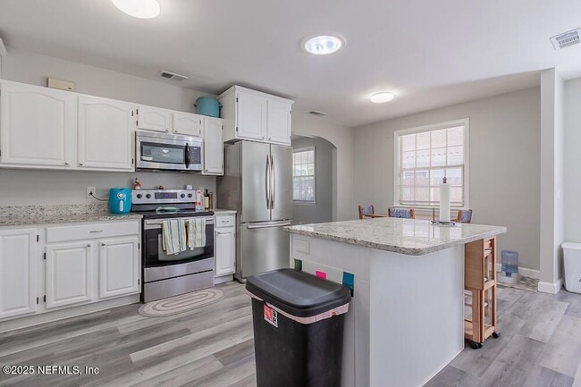 Building Photo - 1358 Hollyhock Cir