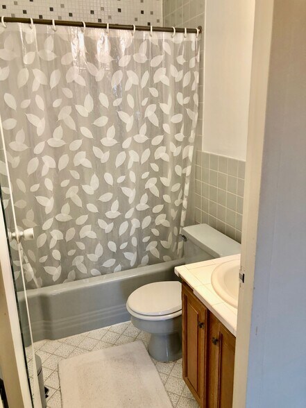 bathroom - 2829 Connecticut Ave NW