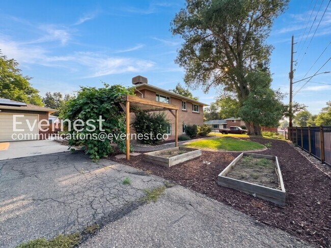 Building Photo - 4-Bed/2-Bath House Charming Home with Fenced Yard/ Available Now!
