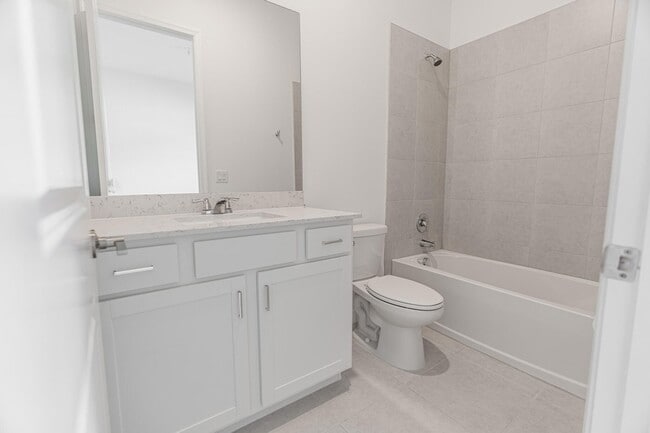 Building Photo - 13885 SE Riversway St