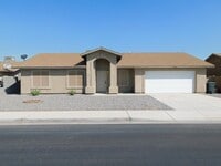 Building Photo - 4 BEDROOM HOME IN SAGUARO!