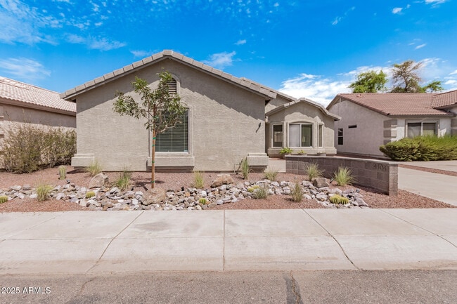 Building Photo - 4104 E La Salle St