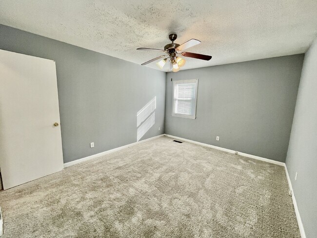 Building Photo - 3 Bedroom, 1.5 Bath RANCH Style NEST