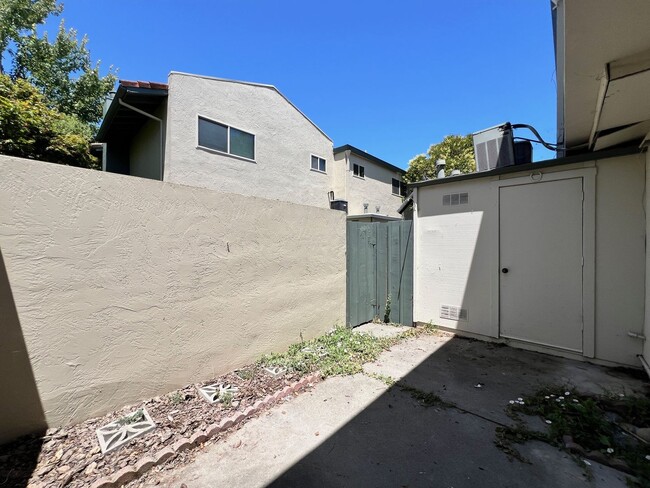 Building Photo - Two Bedroom Napa Condo