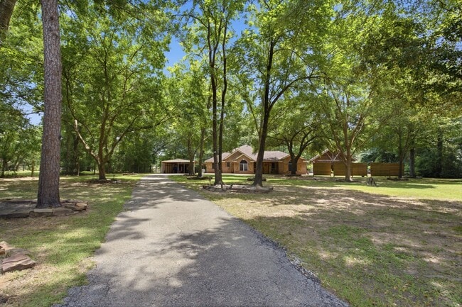 Building Photo - 223 Pin Oak Ln