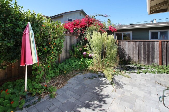 Building Photo - Charming Jewel Box Home Just Minutes from ...