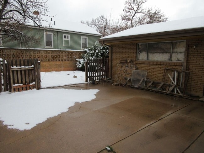 Building Photo - Spacious single level home with a retro feel - you must see!