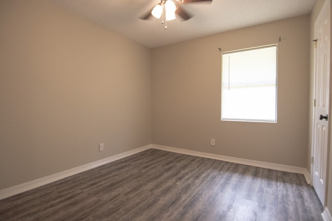 Building Photo - 7817 Walnut Dr