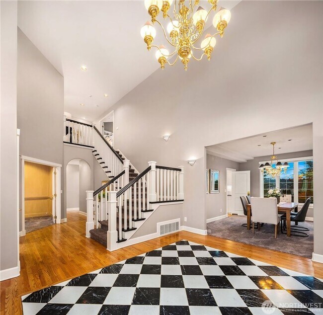 Building Photo - Beautiful Bellevue home with a View!