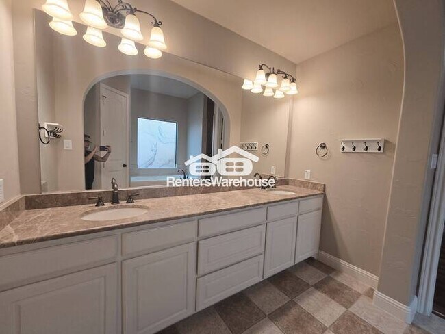 Building Photo - FOR RENT - MOVE IN READY in the highly sou...