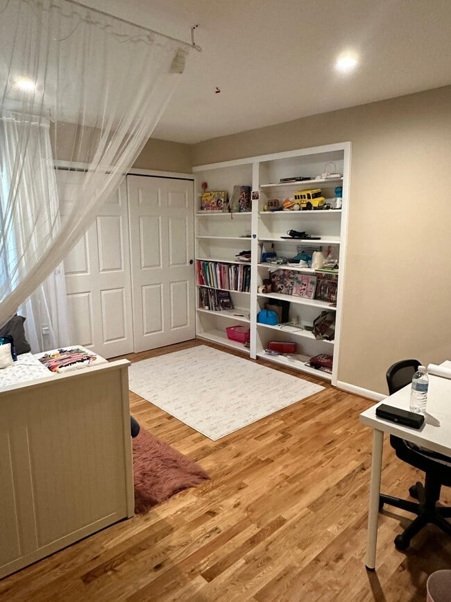 Building Photo - 4933 Casimir St