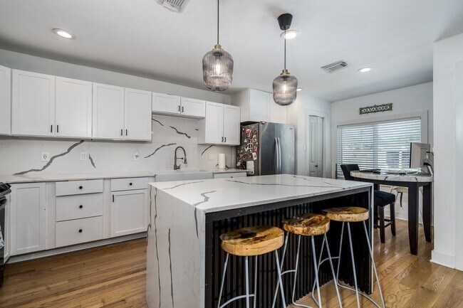 Building Photo - 810 Jerry St