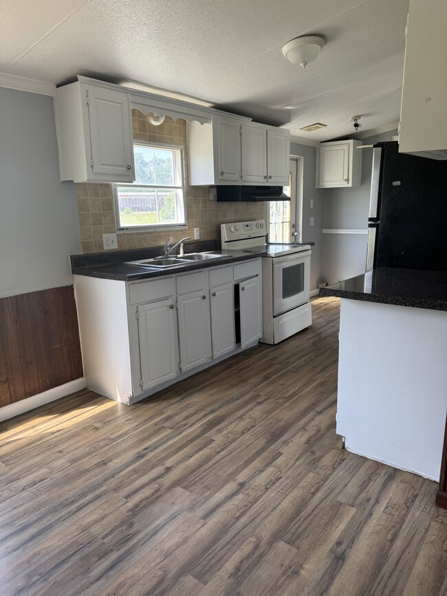 Building Photo - 712 House St