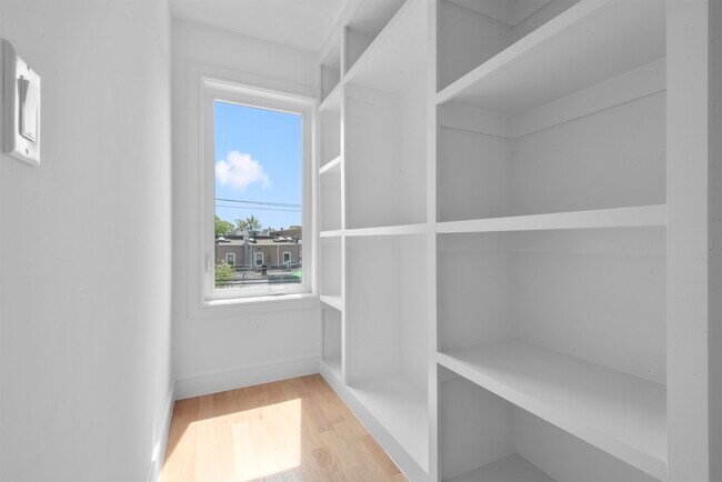 Building Photo - 403 Maple St