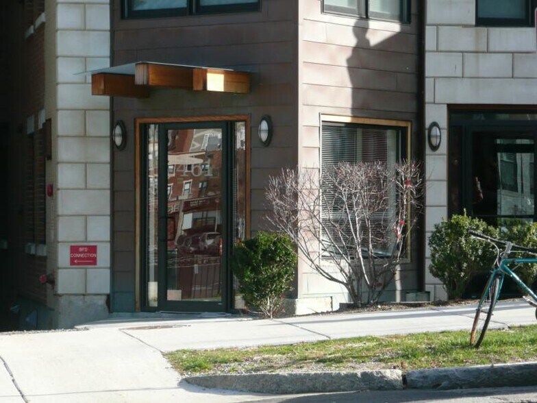 Building Photo - 65 Park Dr