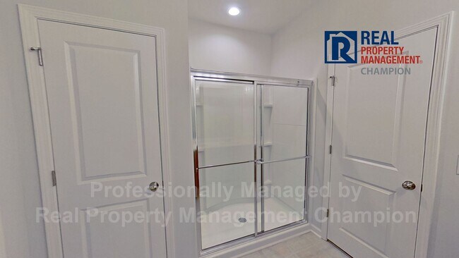 Building Photo - Beautiful Home with Spacious and Open Floorplan