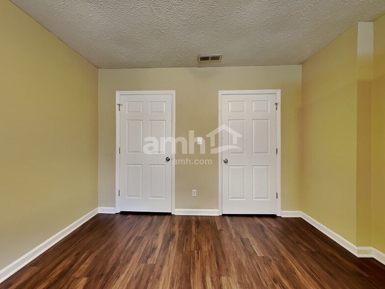 Building Photo - 541 Clyde Dr