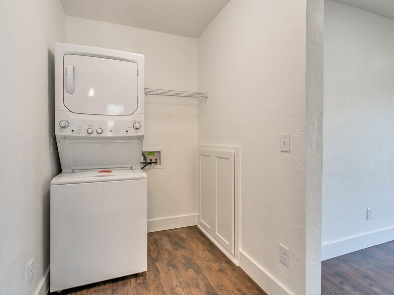 Building Photo - 2409 N Robinson Ave