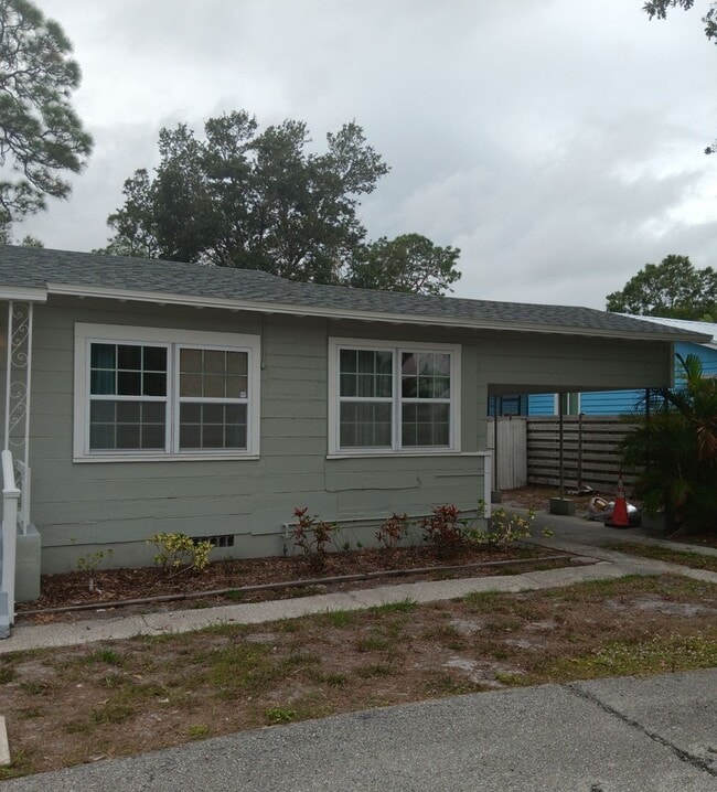 Building Photo - Annual 2 Bedroom + Den / 2 Bath Home – Sar...