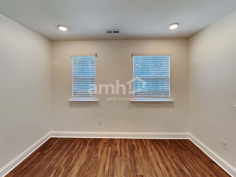 Building Photo - 542 Rivermist Dr