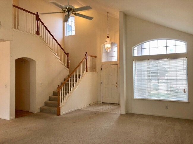 Building Photo - $2,595 Bullard & Polk, 4 Bedroom Home - W. Roberts Ave, Fresno