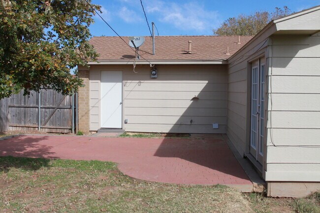 Building Photo - Updated 3/2/1 Great location for TTU/LCU/Medical District - Available AUGUST