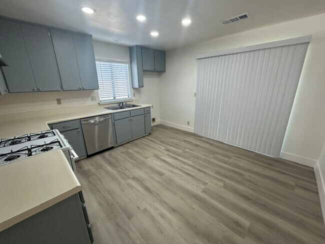 Building Photo - 1136 W Damron Ave