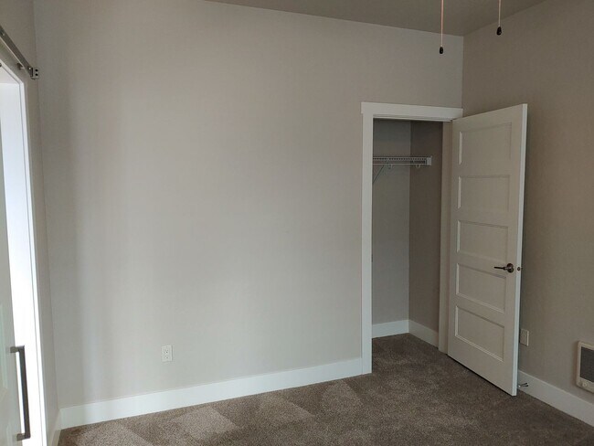 Building Photo - Beautiful Low Maintenance Home in Gated Community