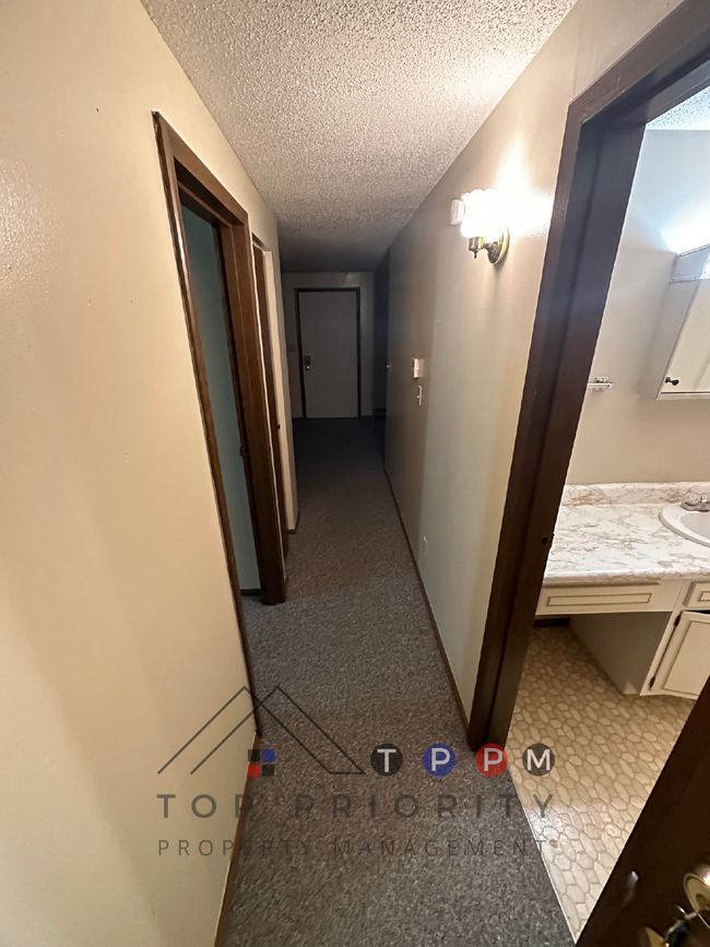 Building Photo - 1 Bedroom | 1 Bathroom Unit in Charles Cit...