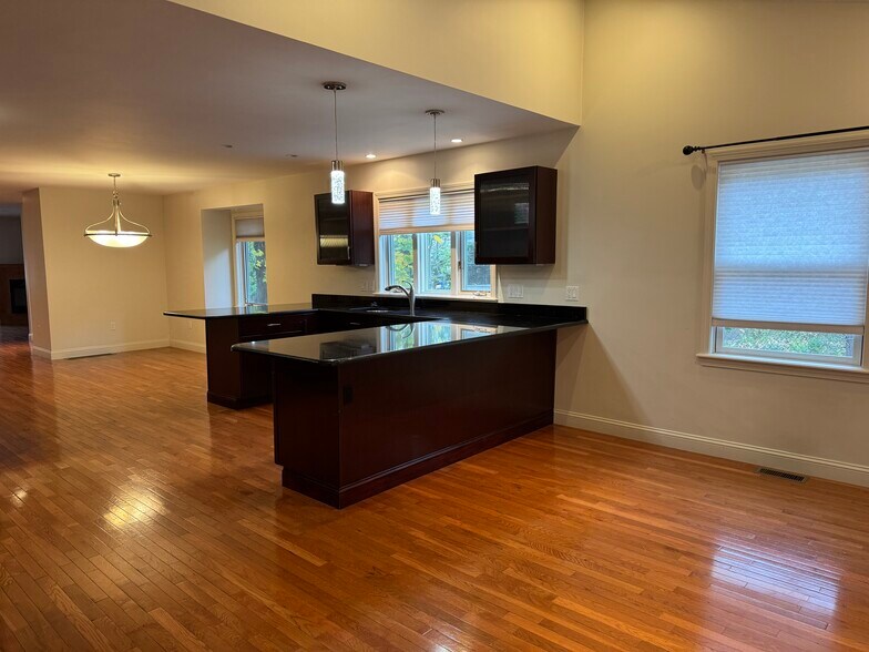 Building Photo - 195 Forest St