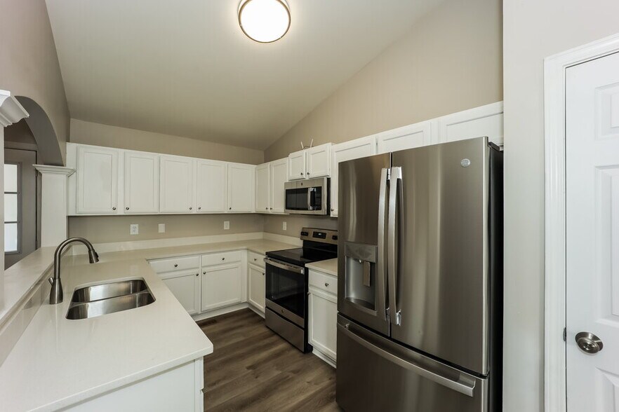 Building Photo - 575 Sycamore Dr