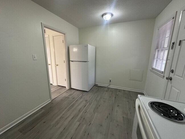 Building Photo - Pet Friendly 2 Bedroom, 1 Bath Duplex Located in the Center of Wilmington