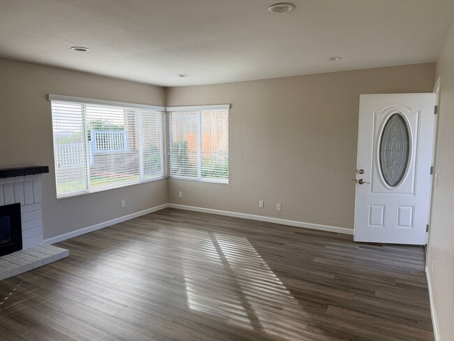 Building Photo - Amazing views in a great one story Mission Oaks home - Camarillo