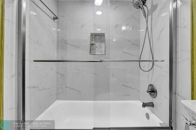 Building Photo - 9430 Poinciana Pl