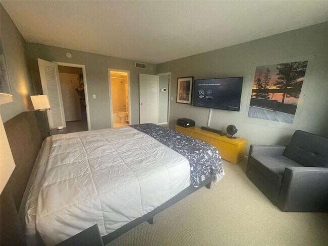 Building Photo - 2500 NE 48th Ln