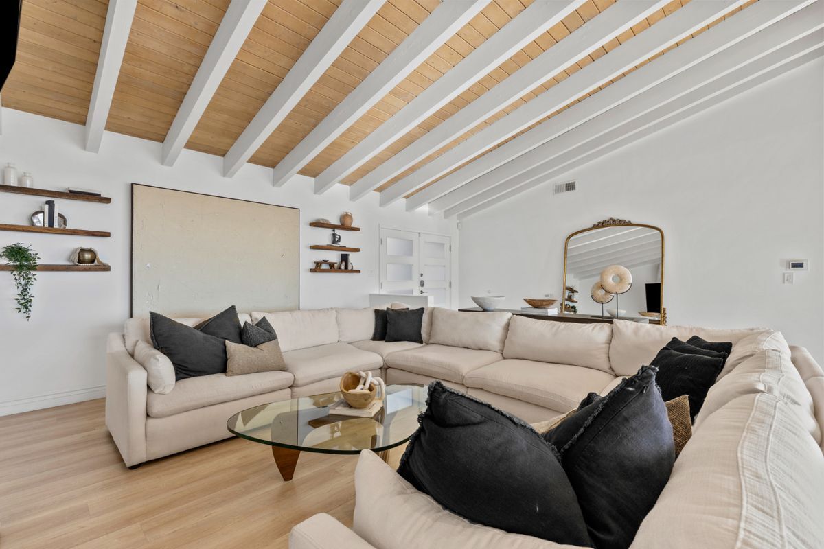 Building Photo - 2019 Sunset Plaza Dr