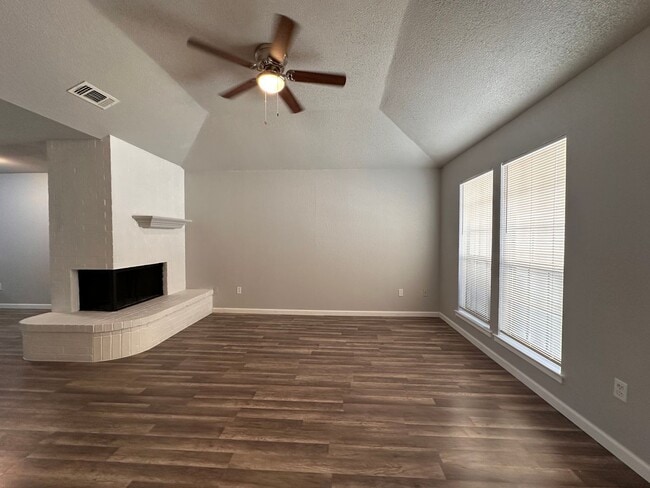 Building Photo - Spacious 3 bedroom, 2 full Bath Duplex Loc...