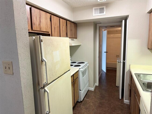 Building Photo - 10203 Forum Park Dr