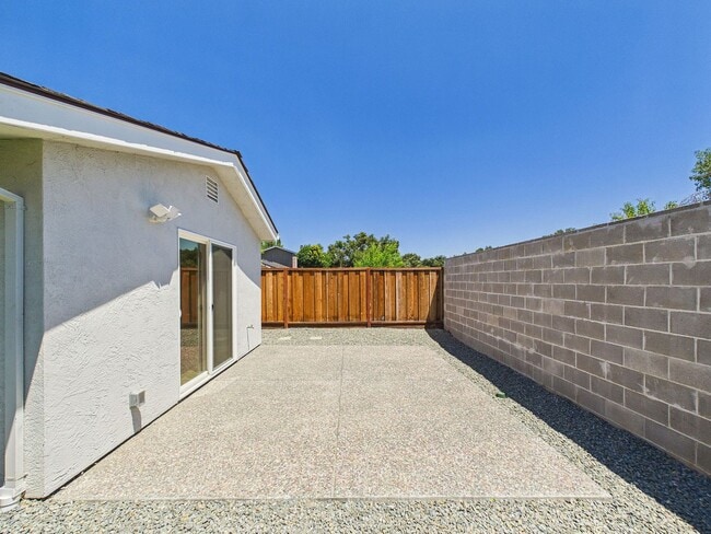 Building Photo - COMPLETELY BRAND NEW HOUSE from ground up! Available NOW $5,300