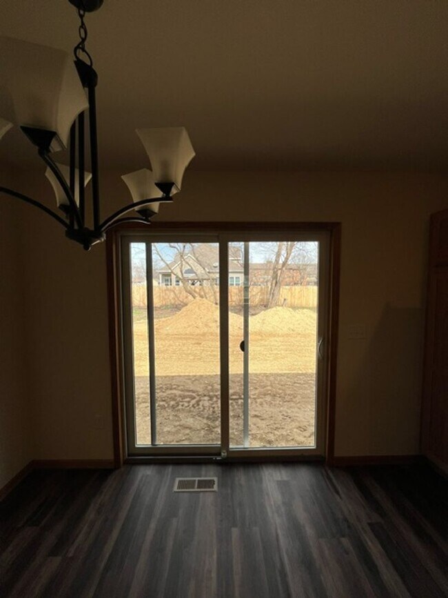 Building Photo - 517
