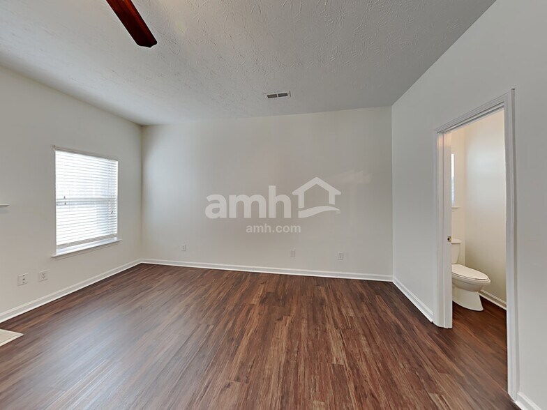 Building Photo - 2521 Fairstone Ave