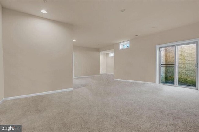 Building Photo - 4818 Clarendon Dr