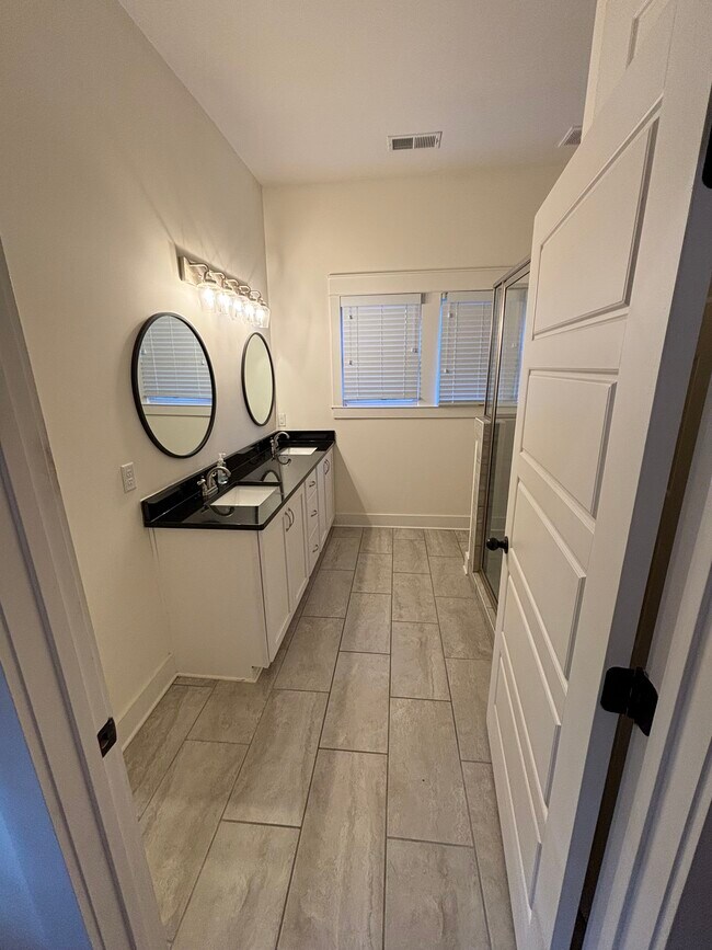 Master Bath - 955 Malone Rd S