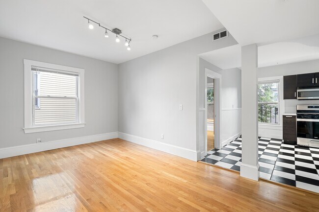 Building Photo - 72 Mozart St
